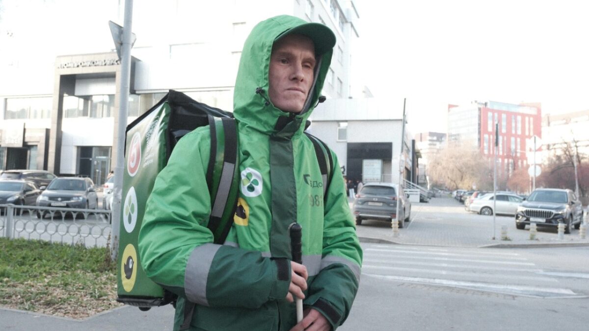 Незрячий курьер Александр потерял зрение после нападения