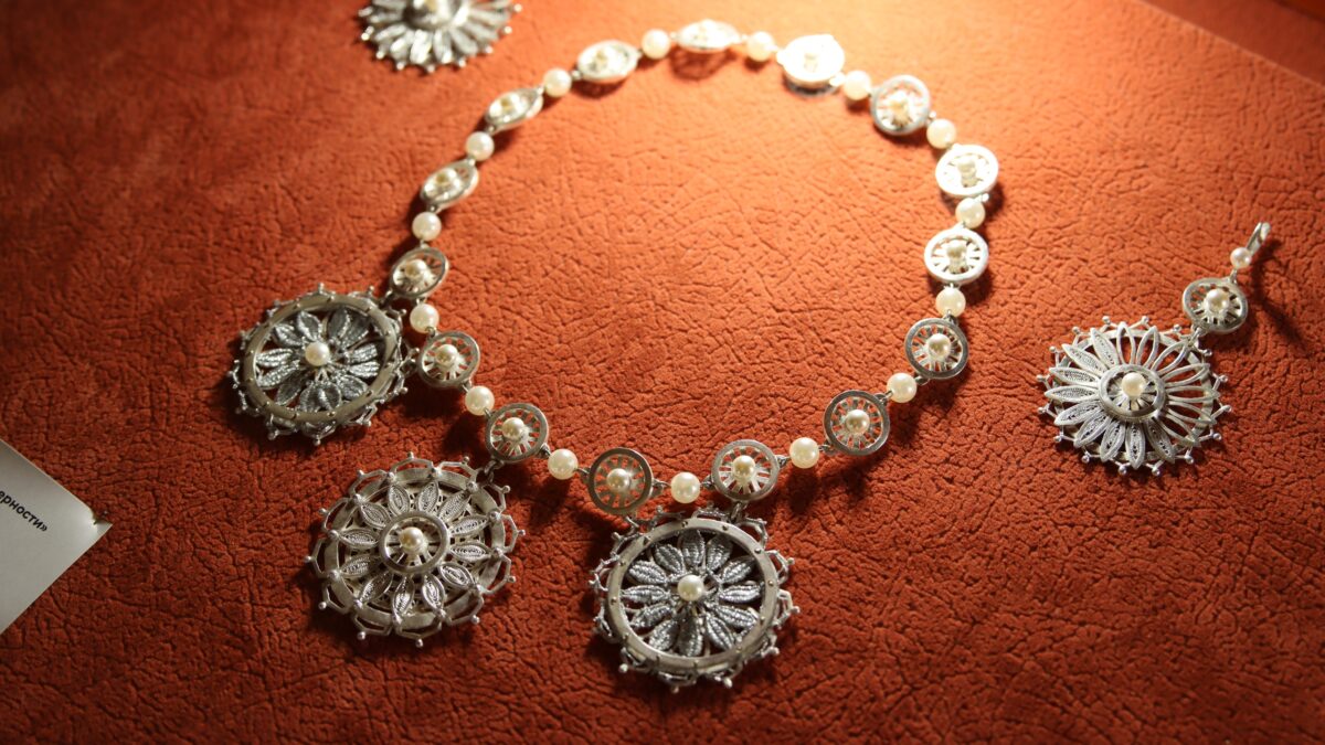 «А дети остались наедине с бедой»: пенсионеры из «посёлка ювелиров» передают мастерство подросткам