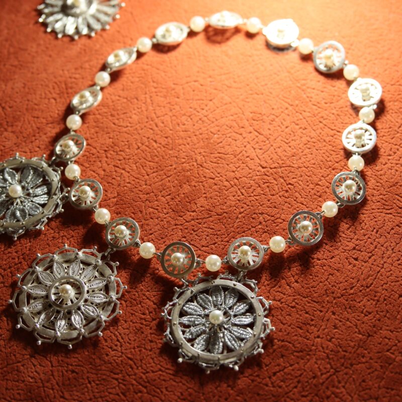 «А дети остались наедине с бедой»: пенсионеры из «посёлка ювелиров» передают мастерство подросткам