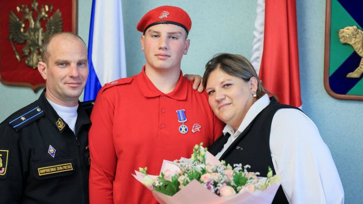 «Побежал через поле, чтобы предупредить»: подростка наградили за спасение людей от медведя