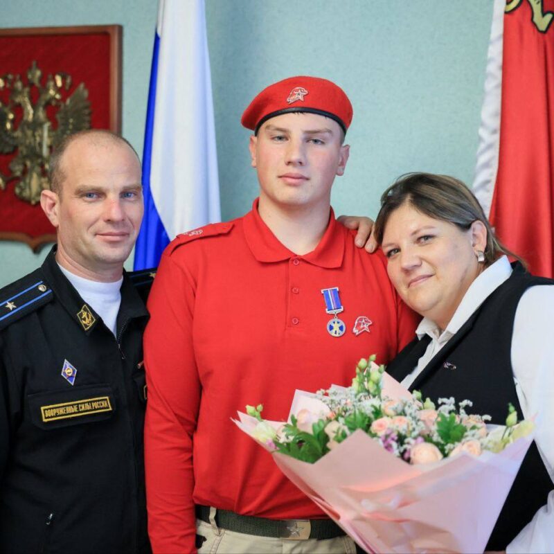 «Побежал через поле, чтобы предупредить»: подростка наградили за спасение людей от медведя