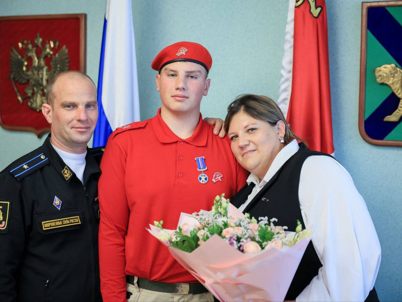 «Побежал через поле, чтобы предупредить»: подростка наградили за спасение людей от медведя