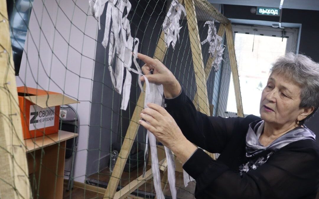 Не просто узлы, а нити надежды: в Добро.Центре прошёл мастер-класс по плетению маскировочных сетей.