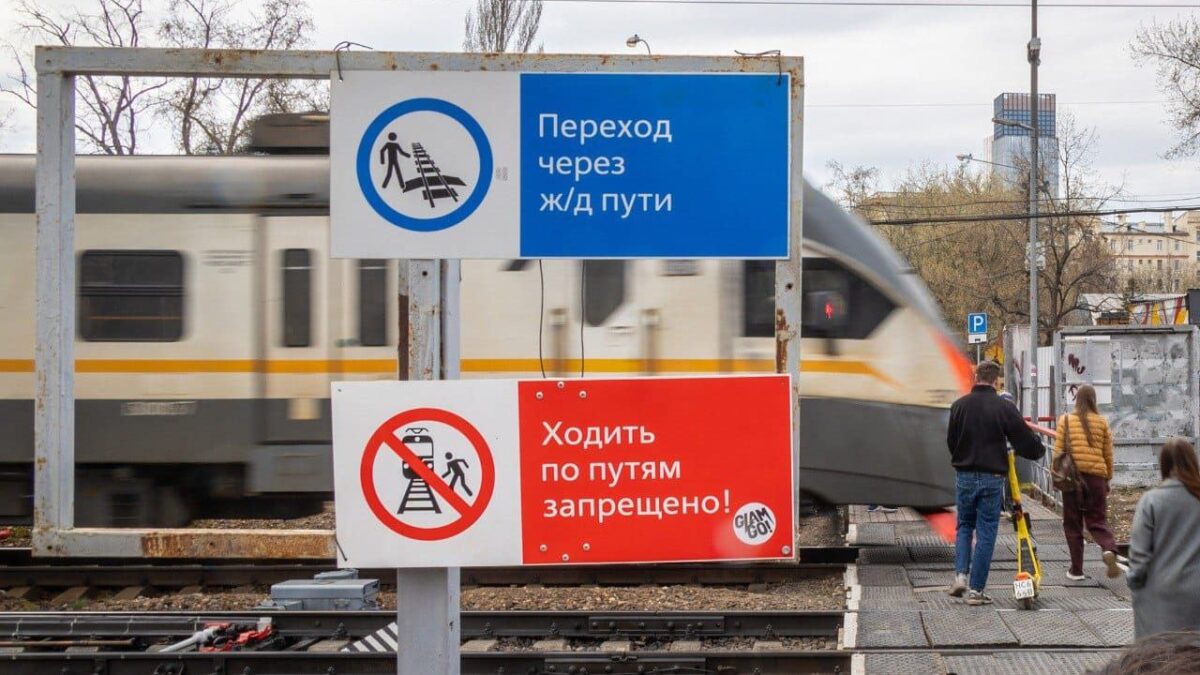 «Там часто гибнут»: девушка спасла пожилую женщину из-под колёс электрички