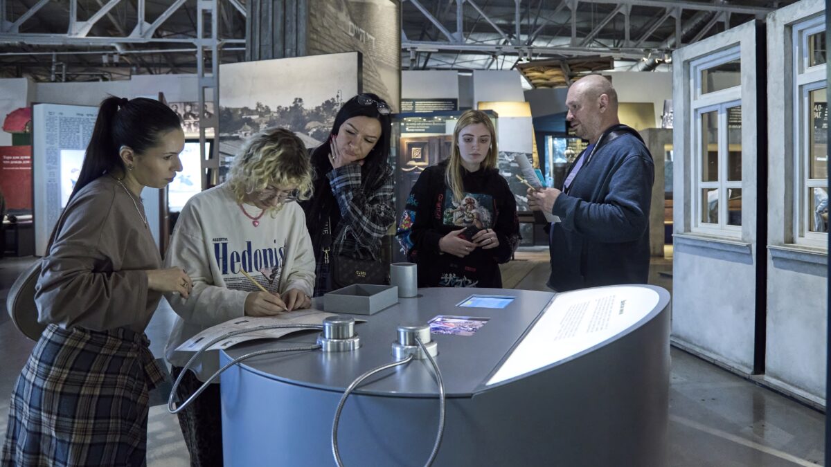 В Еврейском музее глухие подростки создали квесты на РЖЯ