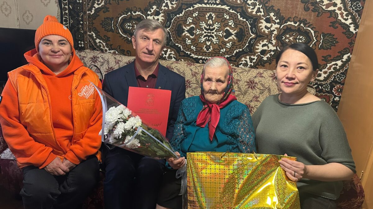 Тёплые поздравления в юбилейный день: волонтёры и представители администрации навестили…