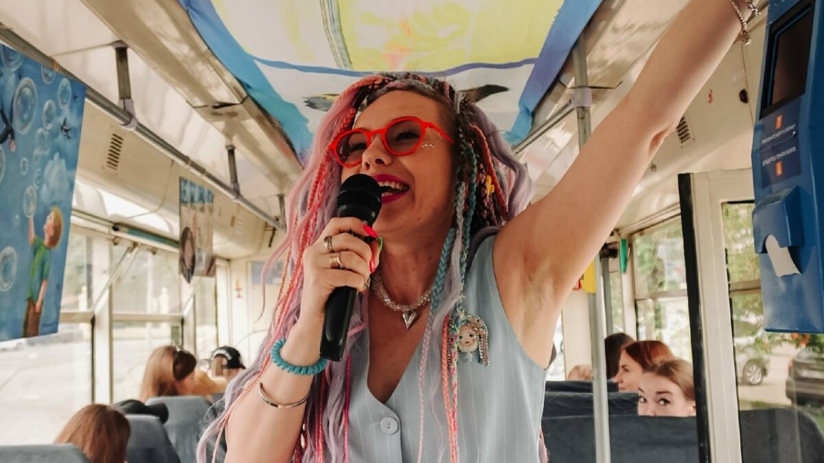 «Современное искусство, понятное для всех»: художница создала арт-пространство в трамвае