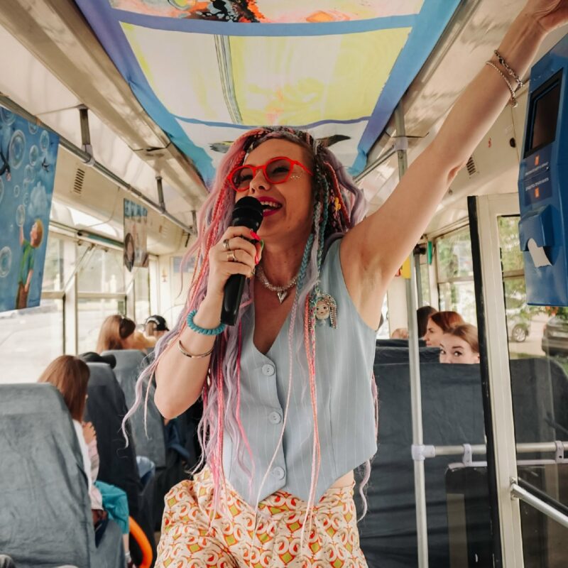 «Современное искусство, понятное для всех»: художница создала арт-пространство в трамвае