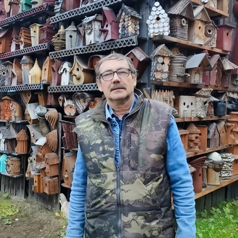 «Селятся скворцы, воробьи и пчёлы»: учитель труда превратил двор в музей скворечников
