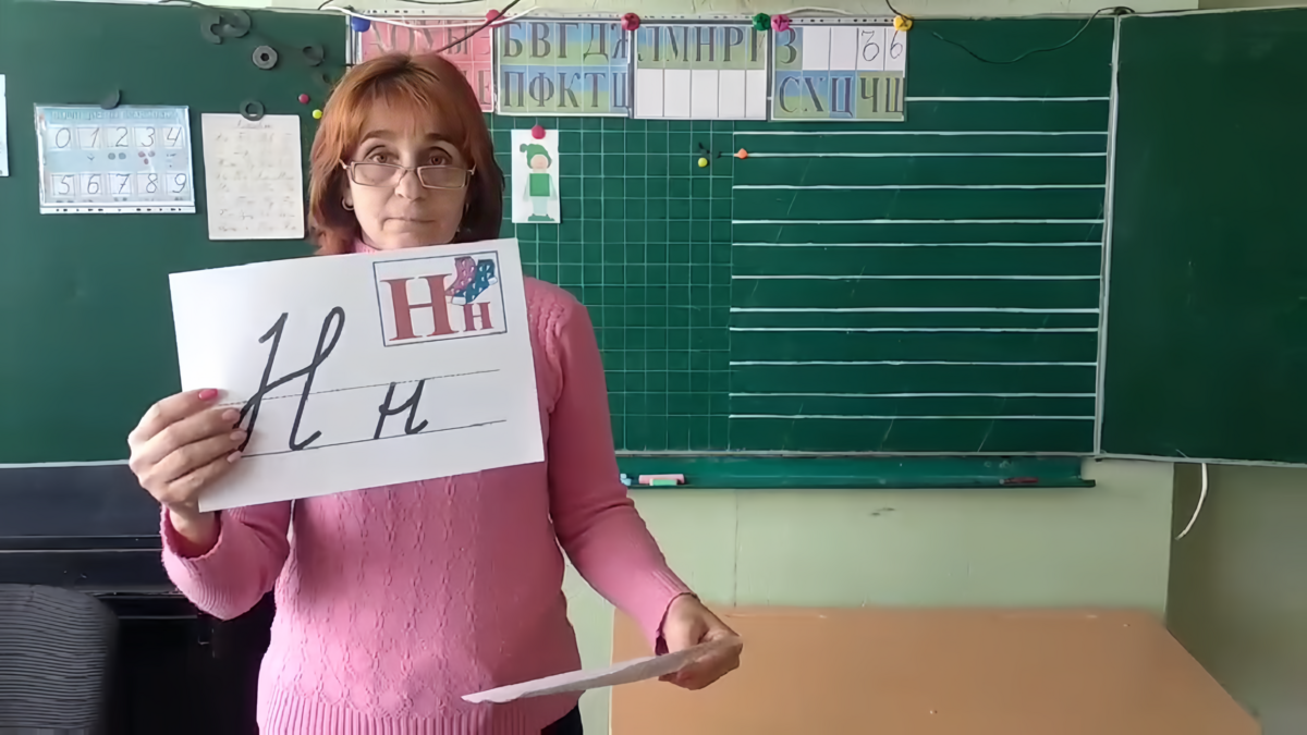 «Словно добрая фея, окружает заботой»: учительница возвращает детям радость во время боевых действий