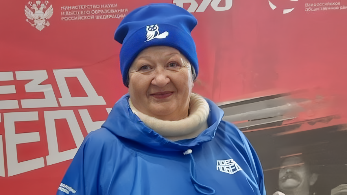 Помогают трудным подросткам: бабушки учат ювелирному делу