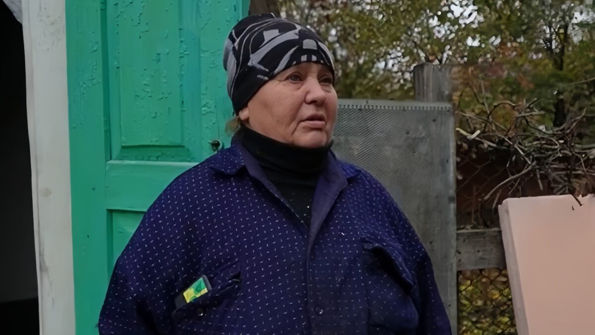 «Вы моя последняя надежда»: волонтёры помогли пенсионерке утеплить жильё, чтобы пережить зиму