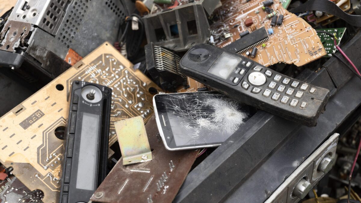 Сдать вещи на благотворительность: где принимают технику?