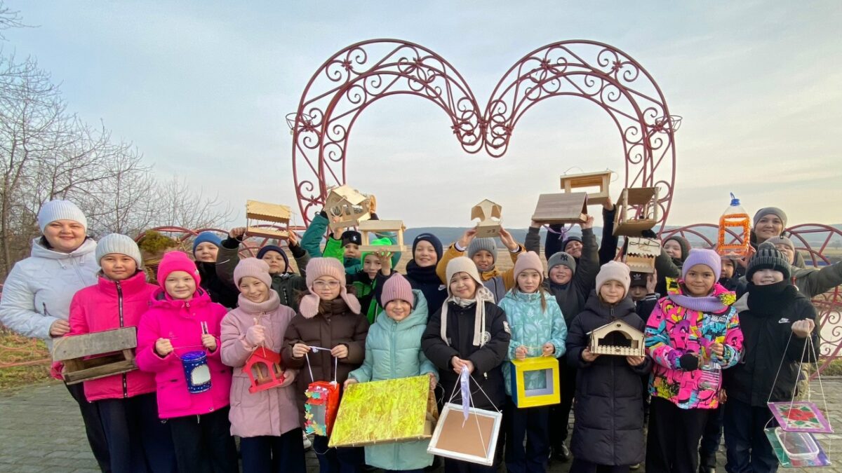 Юные волонтеры заботятся о пернатых: #МесяцДобрыхДел2025 в действии!