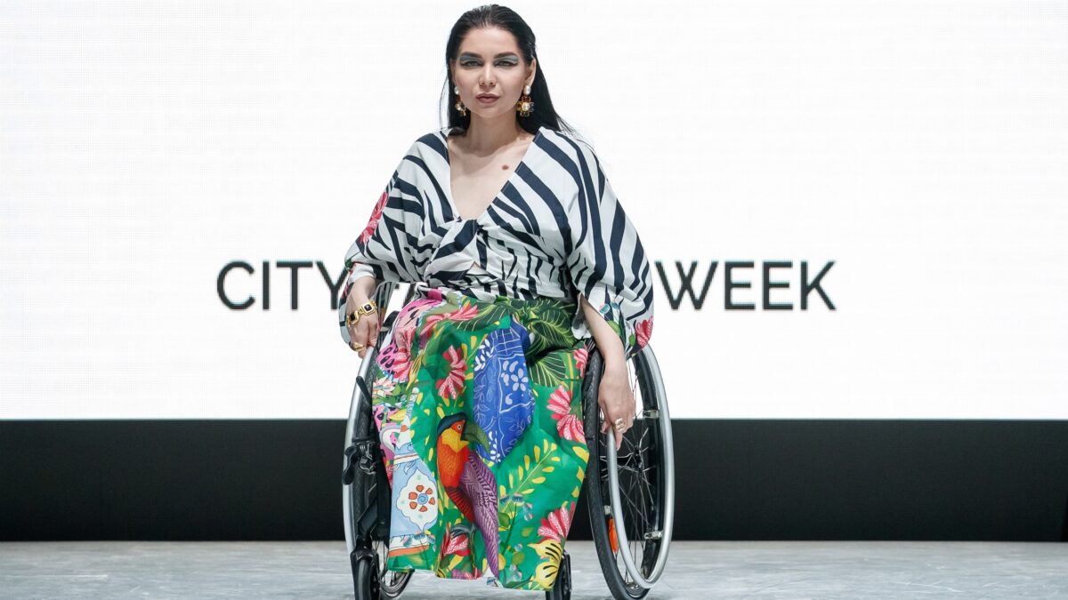 «Я терплю крах, но не отчаиваюсь»: учительница на инвалидной коляске покоряет подиум