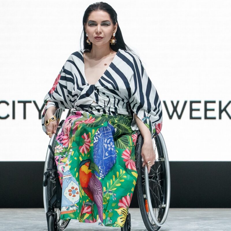 «Я терплю крах, но не отчаиваюсь»: учительница на инвалидной коляске покоряет подиум