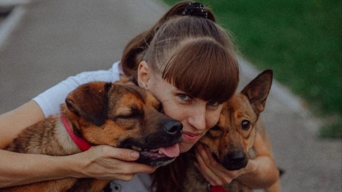 «Босси на колёсиках, а Рекс слепой»: сибирячка переехала из города в село, чтобы помогать животным