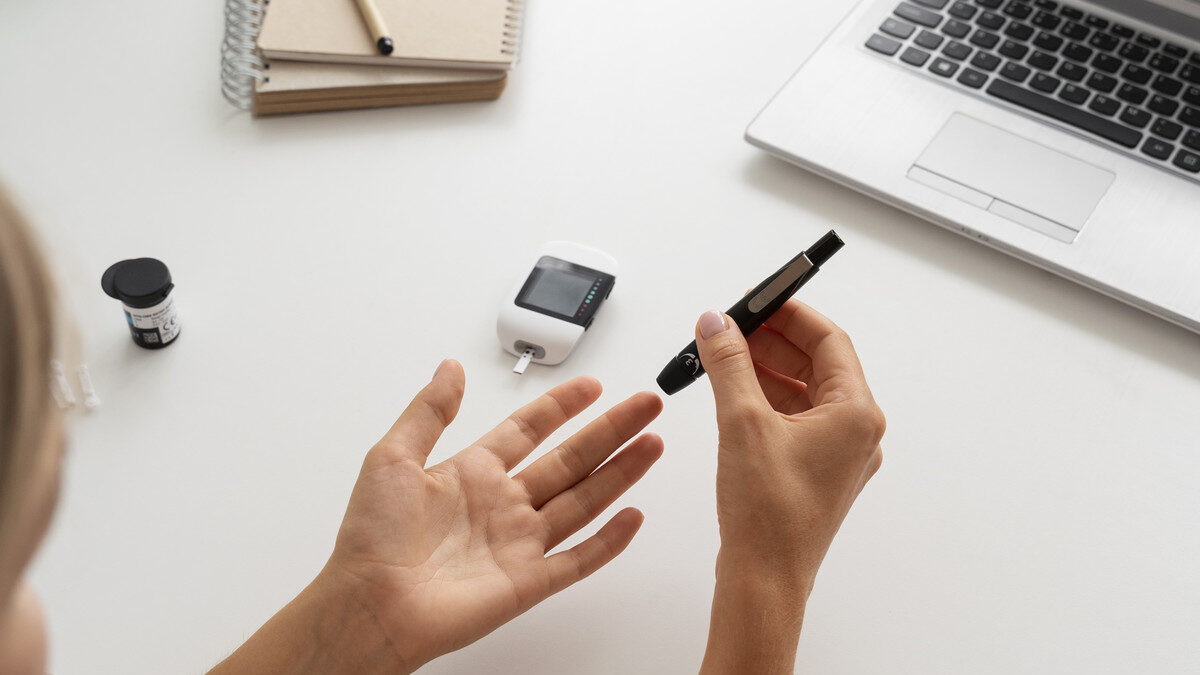 Приложения для контроля глюкозы у людей с диабетом сбоят – их не включили в «белый список» Минцифры