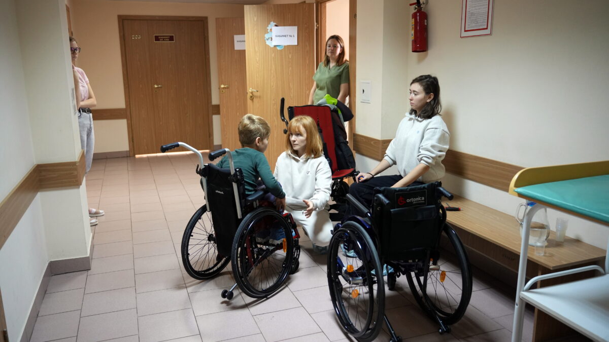 Только коляски недостаточно ребёнку с ОВЗ: поможет постуральный уход 24/7