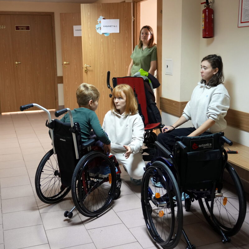 Только коляски недостаточно ребёнку с ОВЗ: поможет постуральный уход 24/7