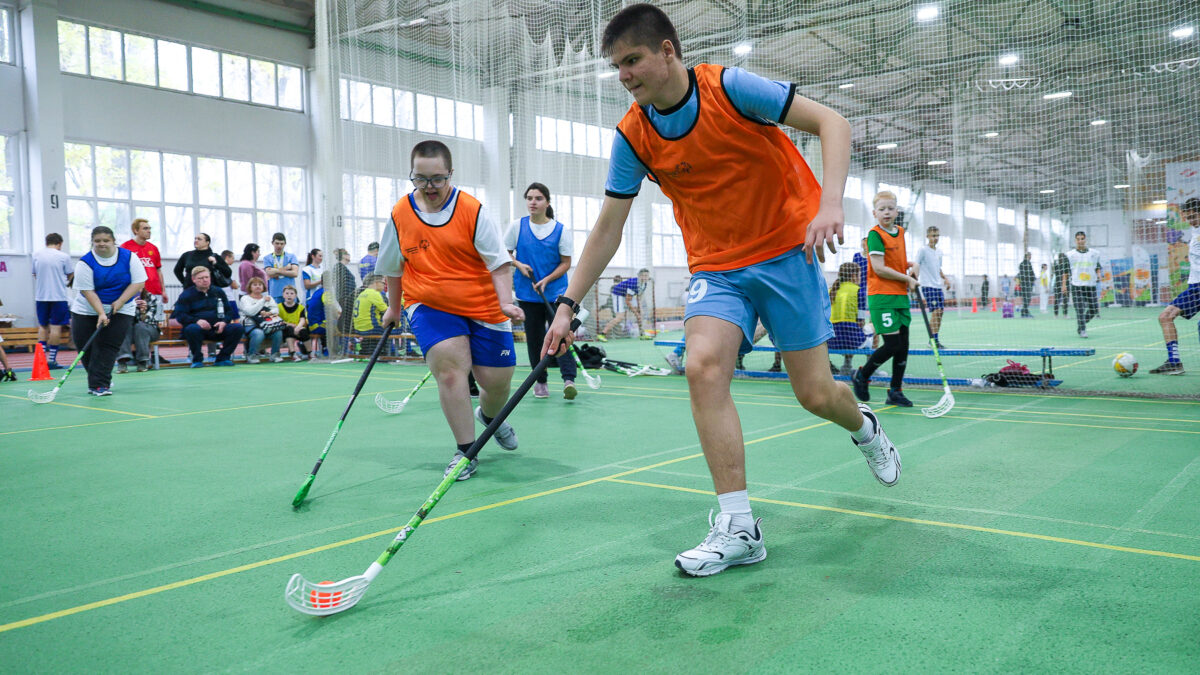 Флорбольный вихрь: турнир по флорболу стал «изюминкой» Юнифайд-фестиваля «МЫ…