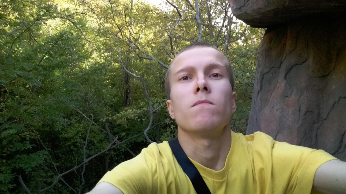 «Жильё, семья и собака-поводырь»: после трагедии незрячий курьер работает, чтобы исполнить мечту