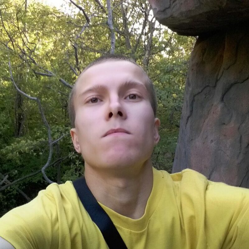 «Жильё, семья и собака-поводырь»: после трагедии незрячий курьер работает, чтобы исполнить мечту