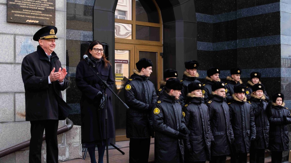 FESCO установила во Владивостоке мемориальную доску в честь выдающегося капитана «огненных рейсов»