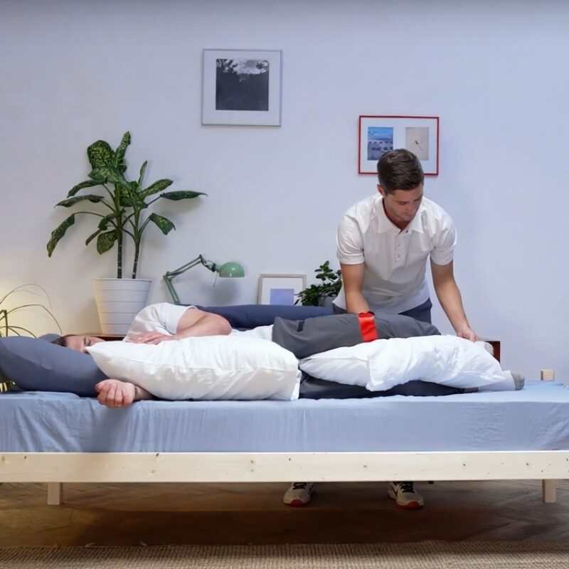 Как укладывать в кровати человека после инсульта? Упражнения для дома от эксперта фонда ОРБИ