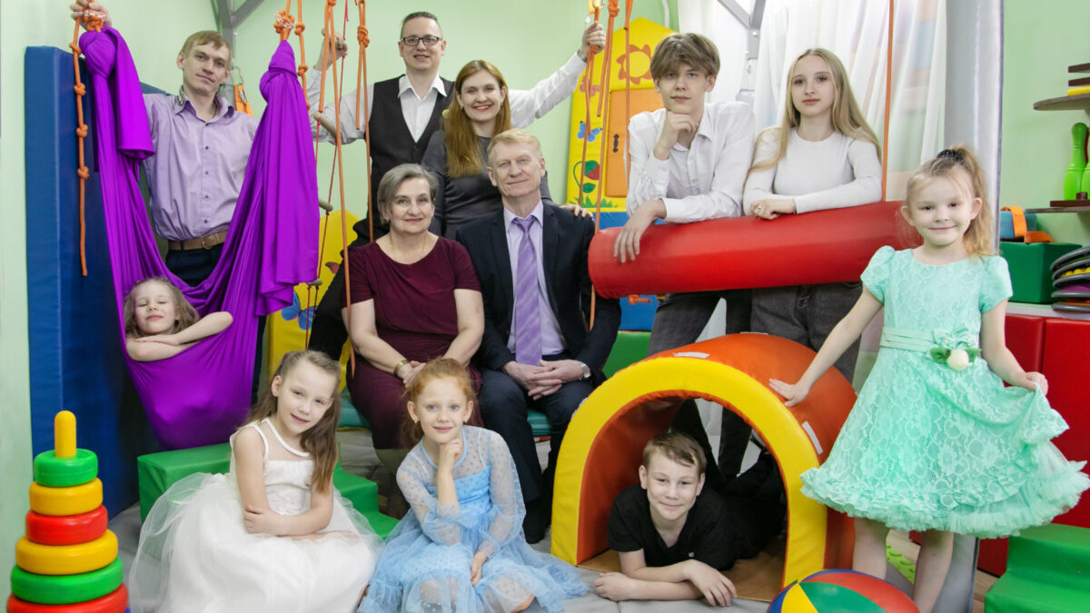 Вдохновляющая история: приёмная мама девятерых помогает детям с ОВЗ