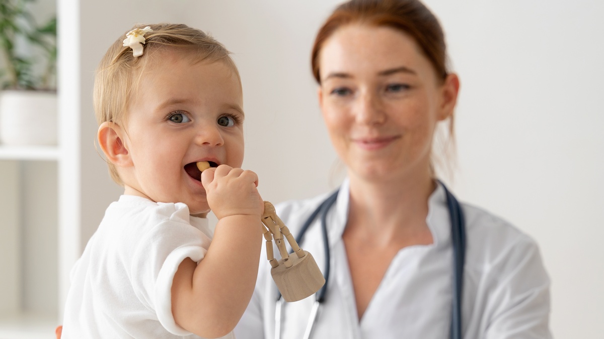 День педиатра-2025: история, традиции и лучшие идеи подарков и поздравлений