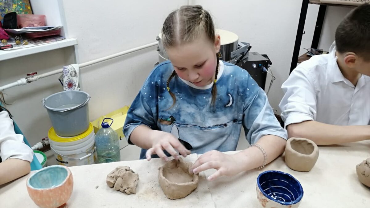 Обжигая глину и сжигая стереотипы: керамическая мастерская для людей с инвалидностью