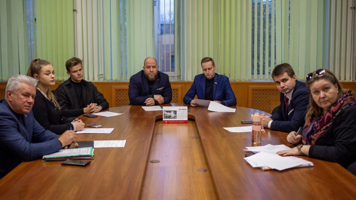 Участие в круглых столах с волонтёрскими организациями и благотворительными фондами