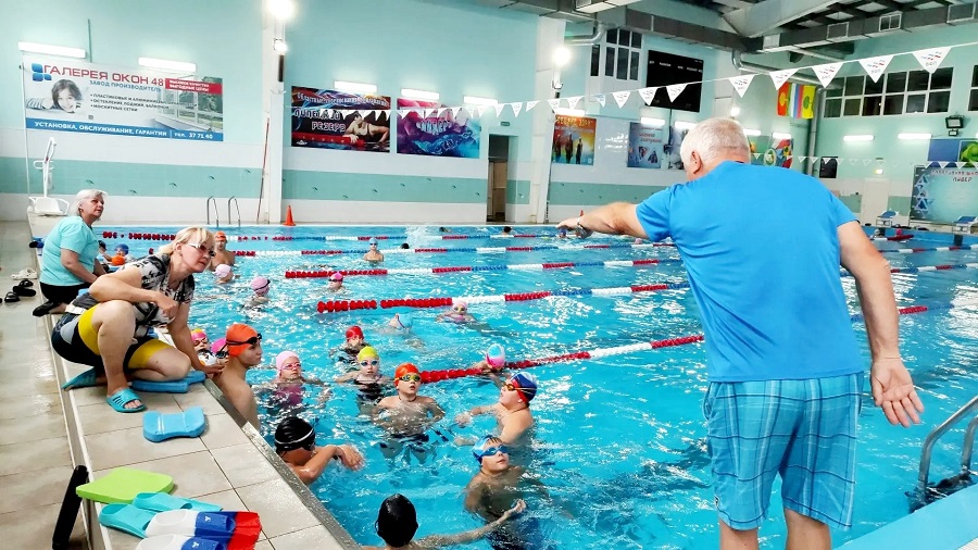 Фонд «Милосердие» помог провести инклюзивные соревнования юных пловцов