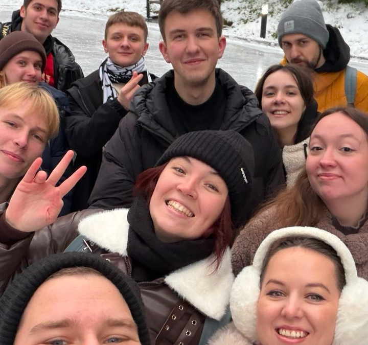 Уже через неделю начинаются зимние дни в Петербурге! На улице уже минус, так что мы отправились…