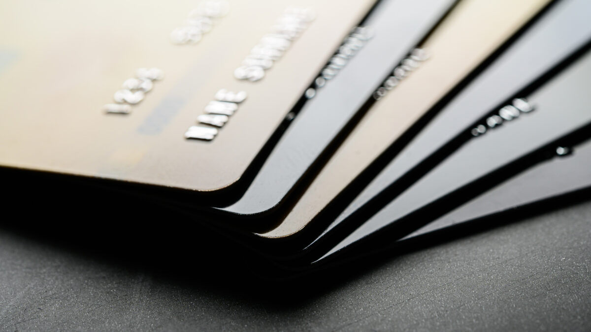 Как новый налог ударит по кошельку россиян? Всё про введение НДС на банковские карты