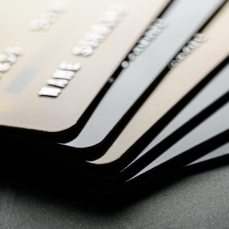 Как новый налог ударит по кошельку россиян? Всё про введение НДС на банковские карты