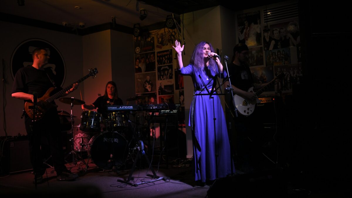 Деньги и новогодние подарки для бездомных соберут на благотворительном рок-концерте в Москве