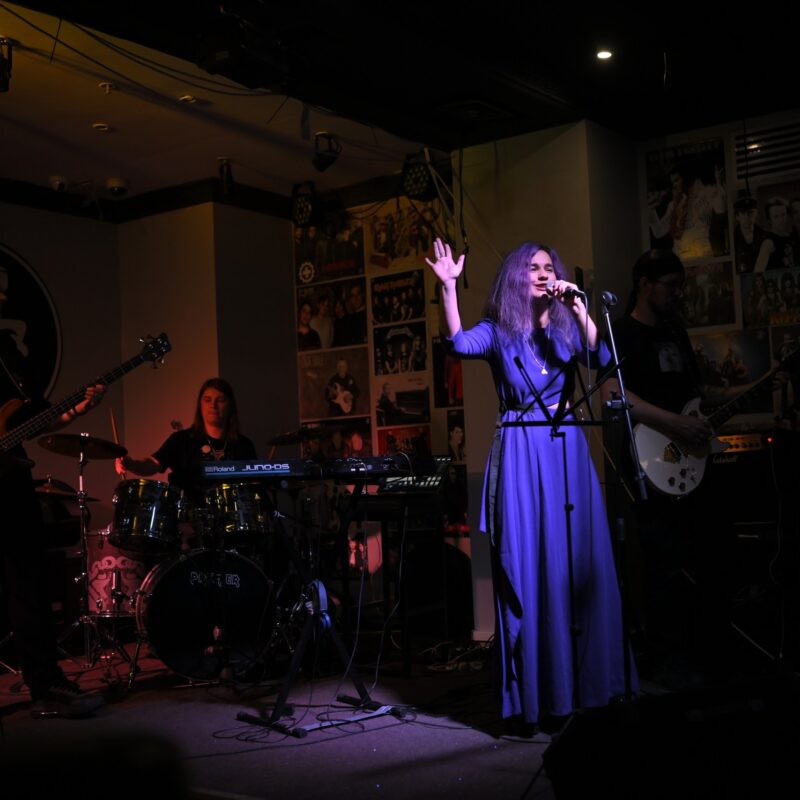 Деньги и новогодние подарки для бездомных соберут на благотворительном рок-концерте в Москве