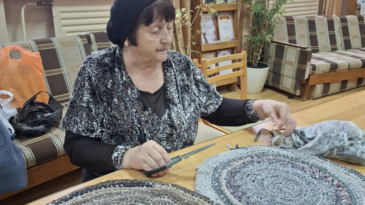 Клуб Мастерица помогает  теплом своих рук