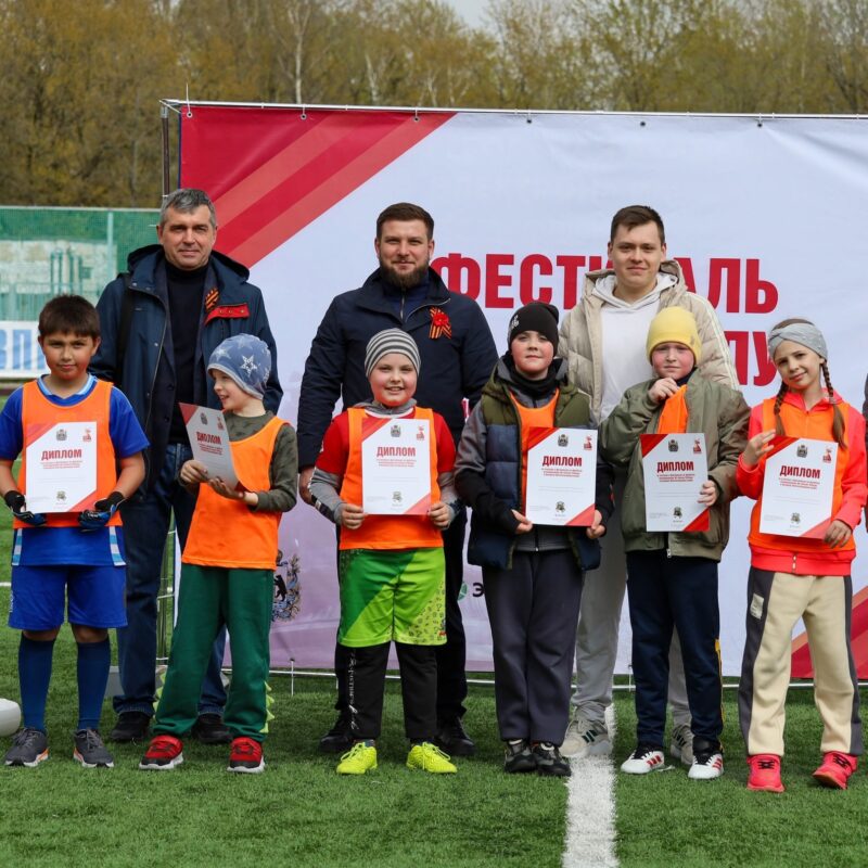 «Обтачиваем детей, как алмазики»: тренер бесплатно учит футболу детей из малообеспеченных семей