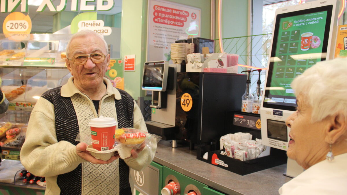 Звездам возраст не помеха: Как пожилые люди  из Саяногорска устроили фотосессию в магазине