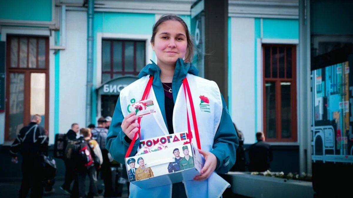 «Спасибо за заботу о нас!»: как значки красной гвоздики дарят ветеранам счастливую старость