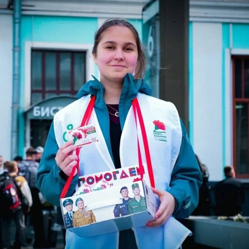 «Спасибо за заботу о нас!»: как значки красной гвоздики дарят ветеранам счастливую старость