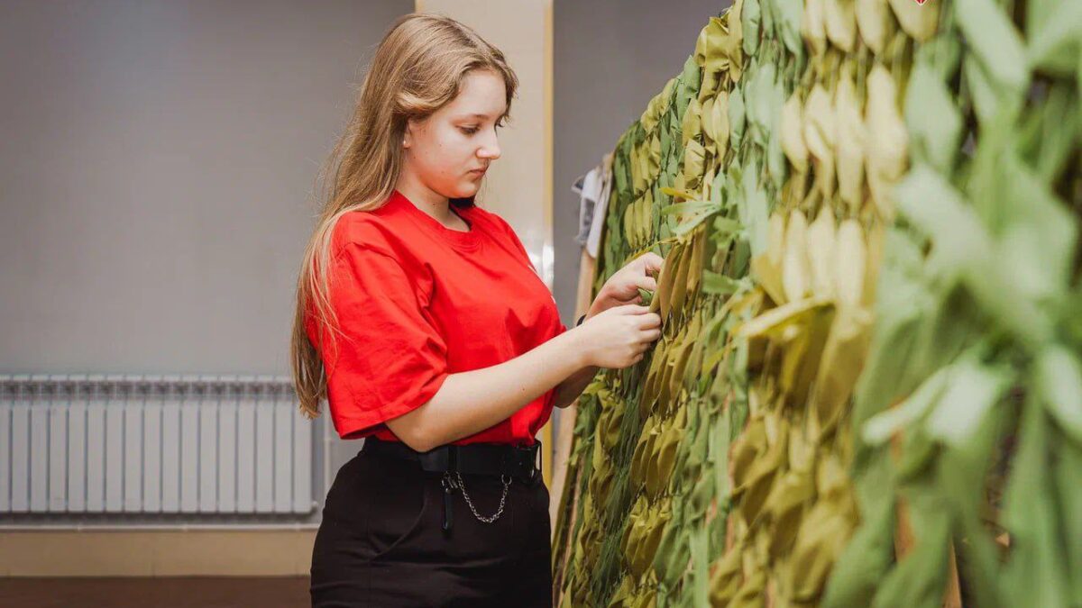 Всероссийская акция «Россия — семья семей»: плетение маскировочных сетей