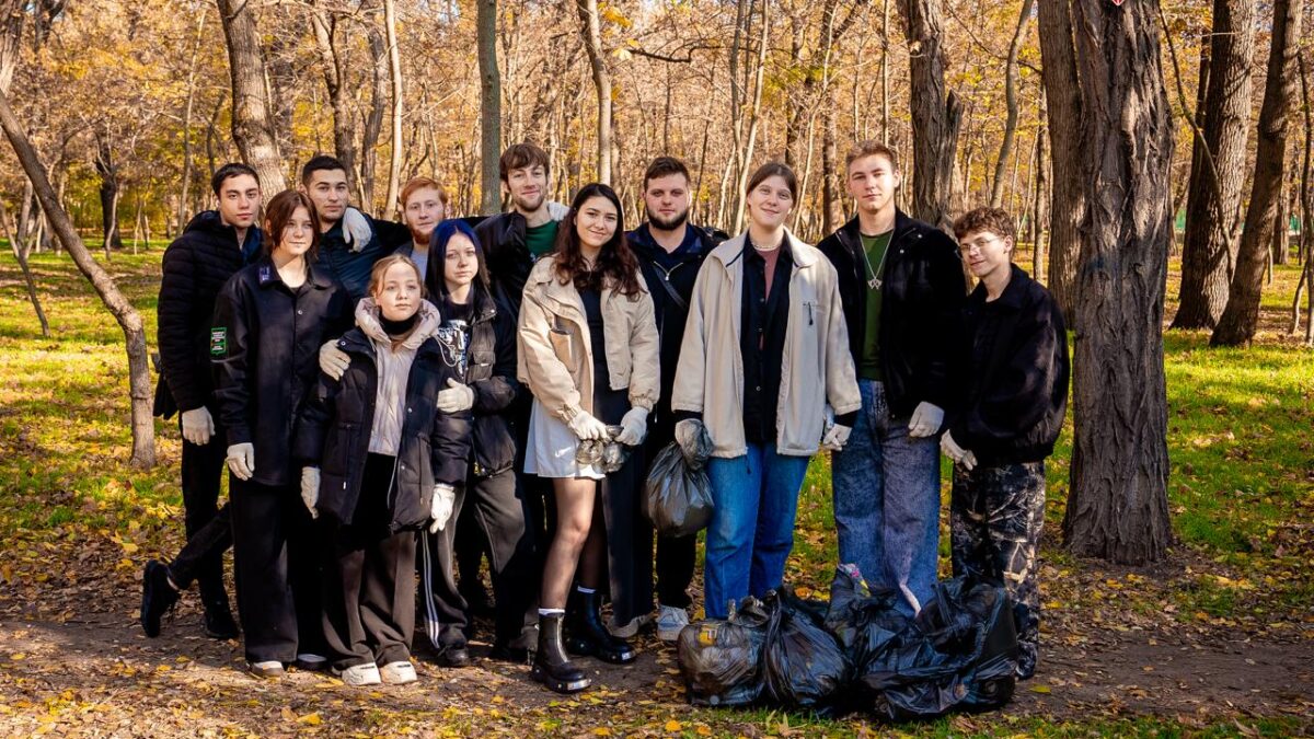 Акция «Экология вместе с семьями»: субботник в парке культуры и отдыха имени Горького