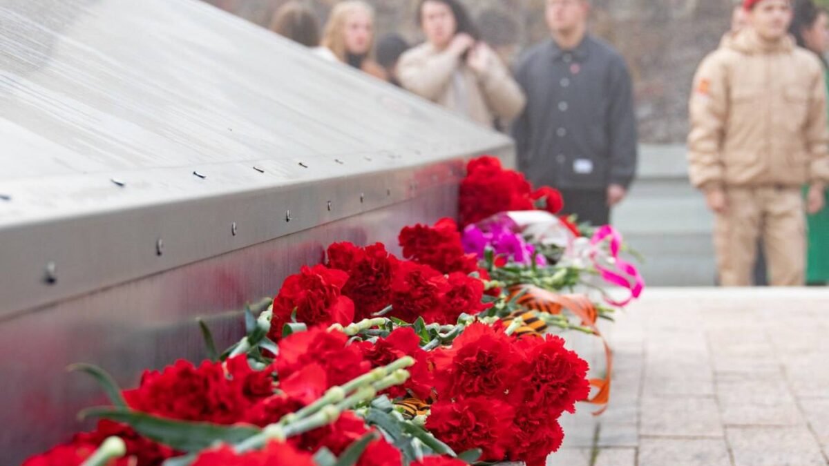 Активисты «Волонтерской Роты» возложили цветы к стеле «Мелитополь — город воинской славы»