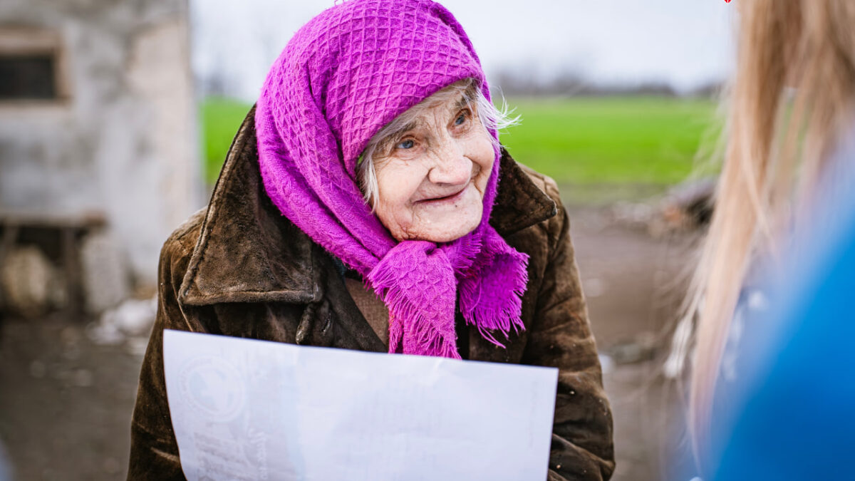 Добровольцы регионального отделения навестили ветерана Великой Отечественной войны