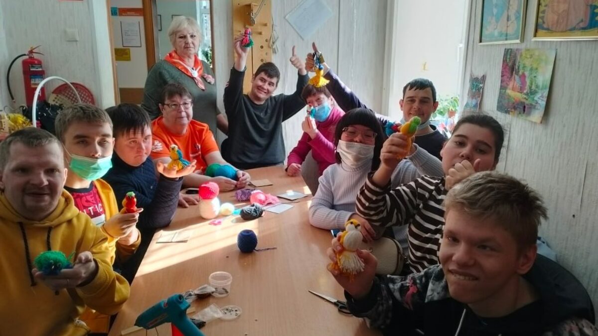 Мастерица создаёт кукол и вещи для недоношенных детей