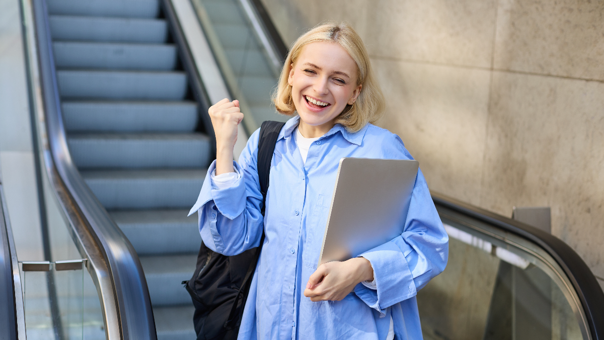 Ищите нужны вакансии и стажировке в профильных чатах и каналах. Фото: Freepik